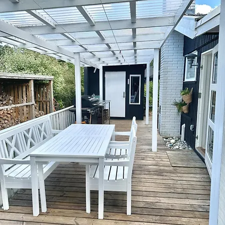 Cozy And Spacious Close To The Water